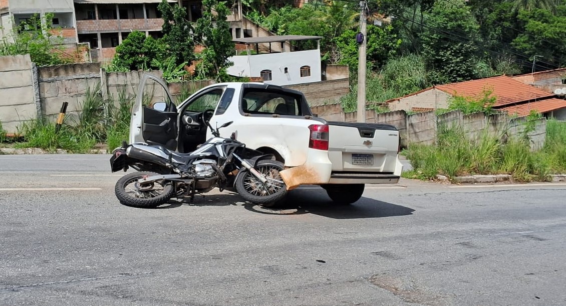 Motorista Faz Convers O Perigosa E Atinge Motociclista Na Avenida Brasil